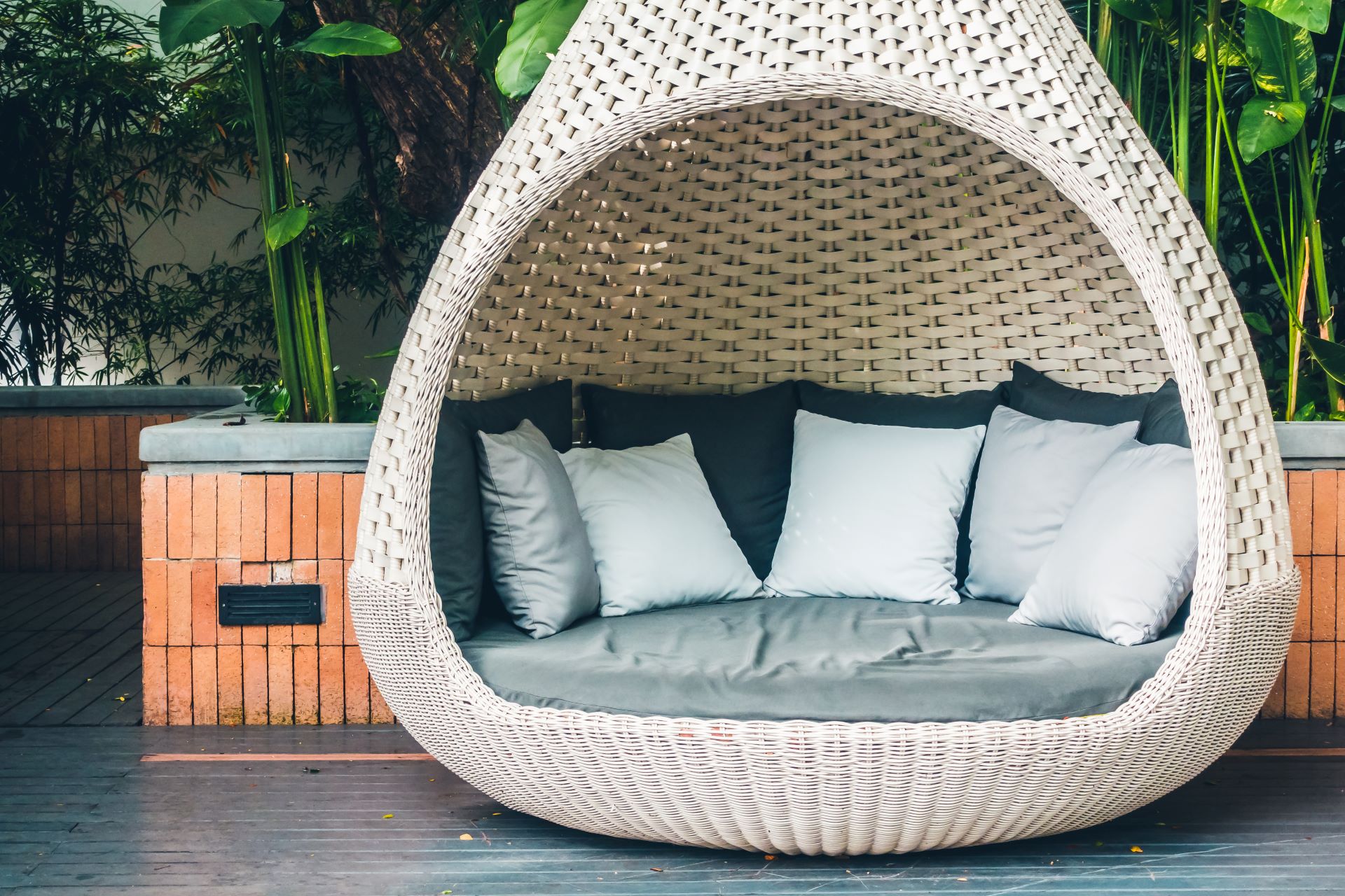 Bequemes Kissen auf Sofa Dekoration im Freien, Terrasse