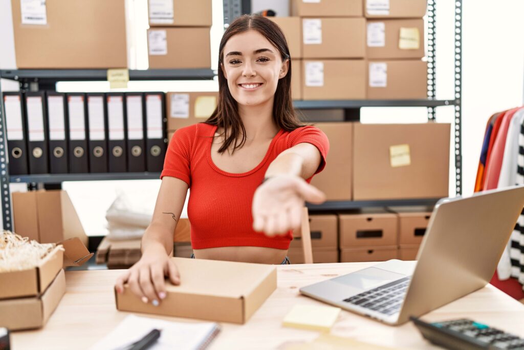 Eine Frau arbeitet im Paketshop