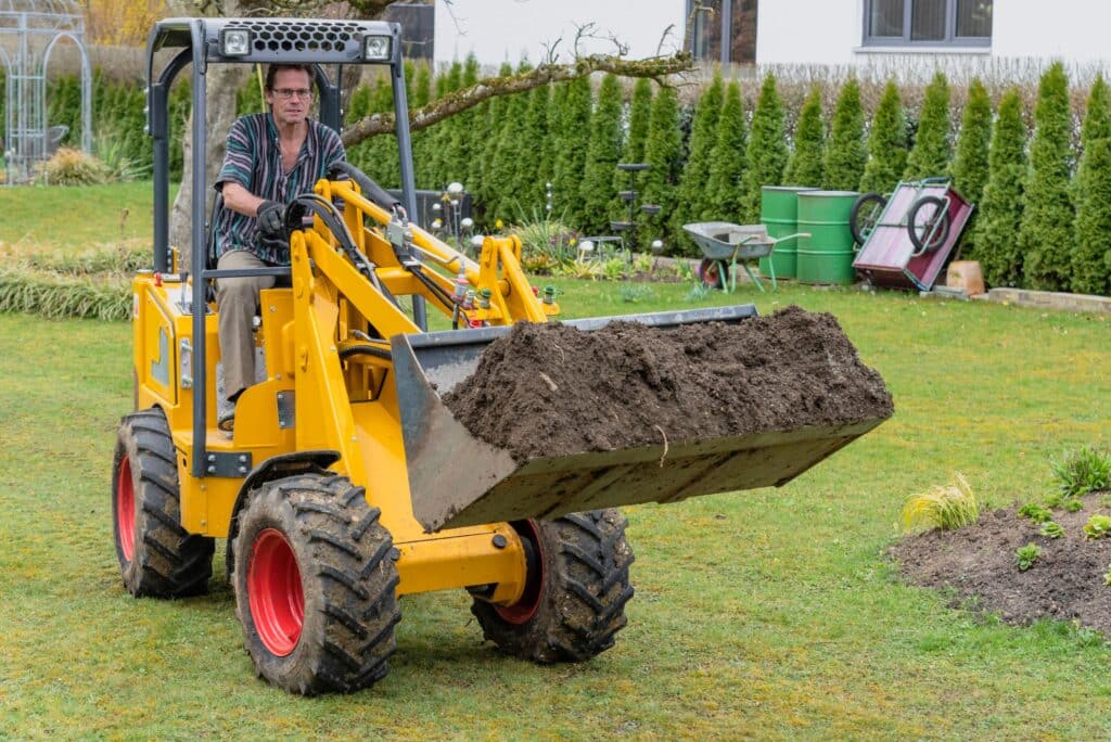 Ein Frontlader in einer Gartenumgebung