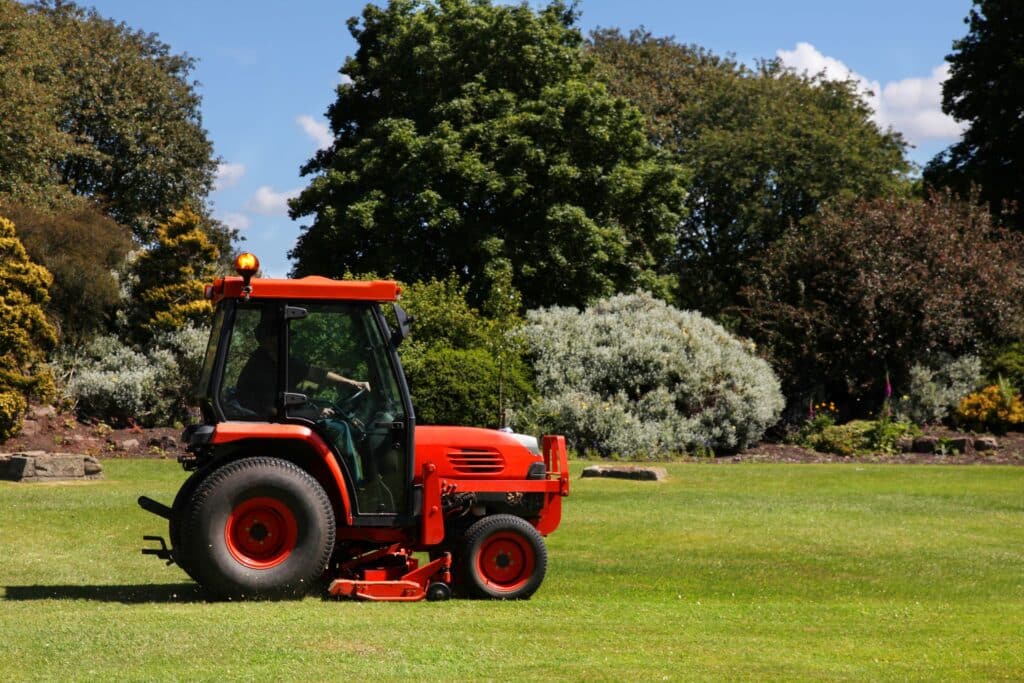 Ein kleiner Traktor in einer gepflegten Gartenlandschaft