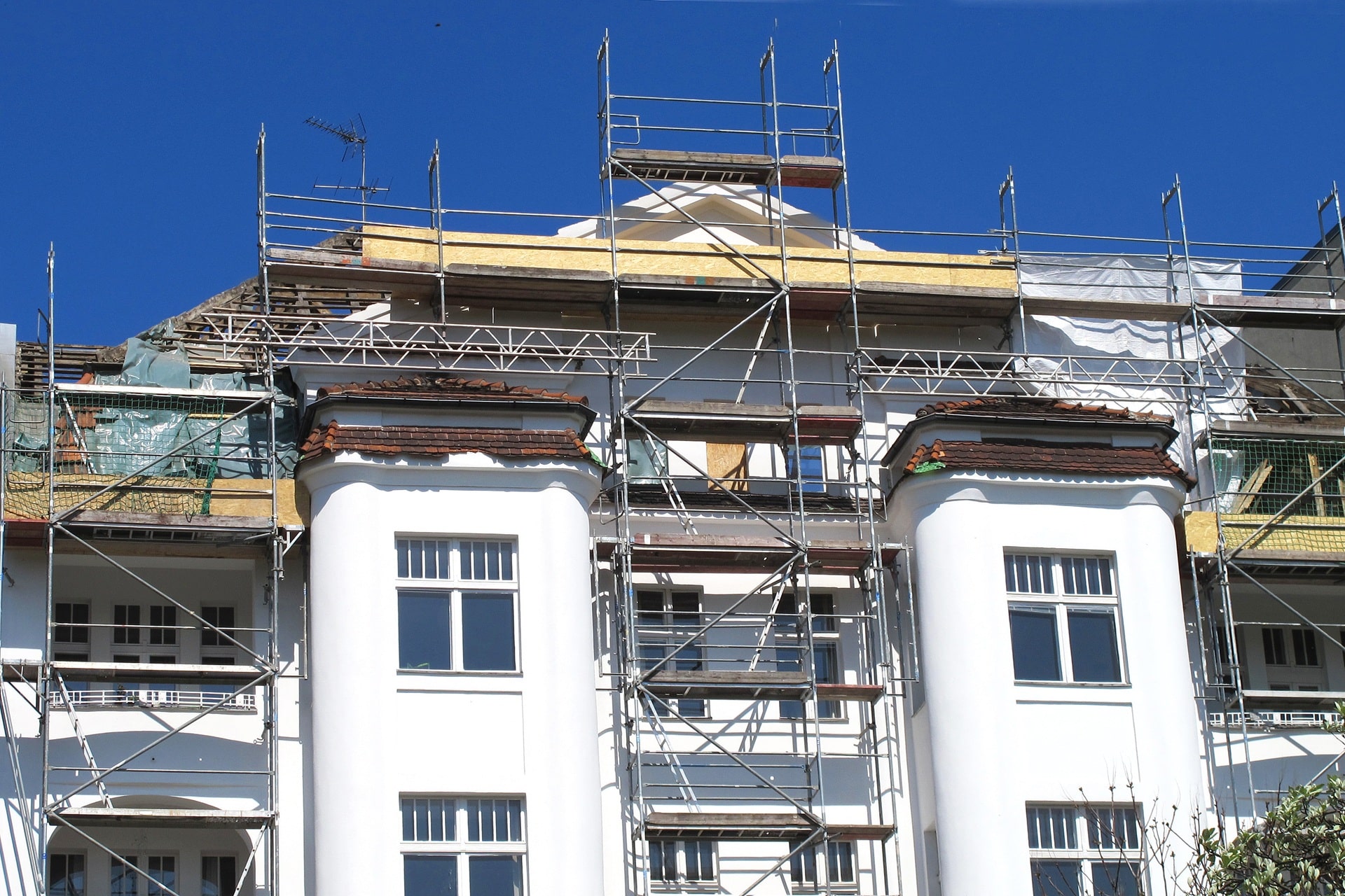 Wohnhaus mit Gerüst zur Sanierung | Photovoltaik Leipzig