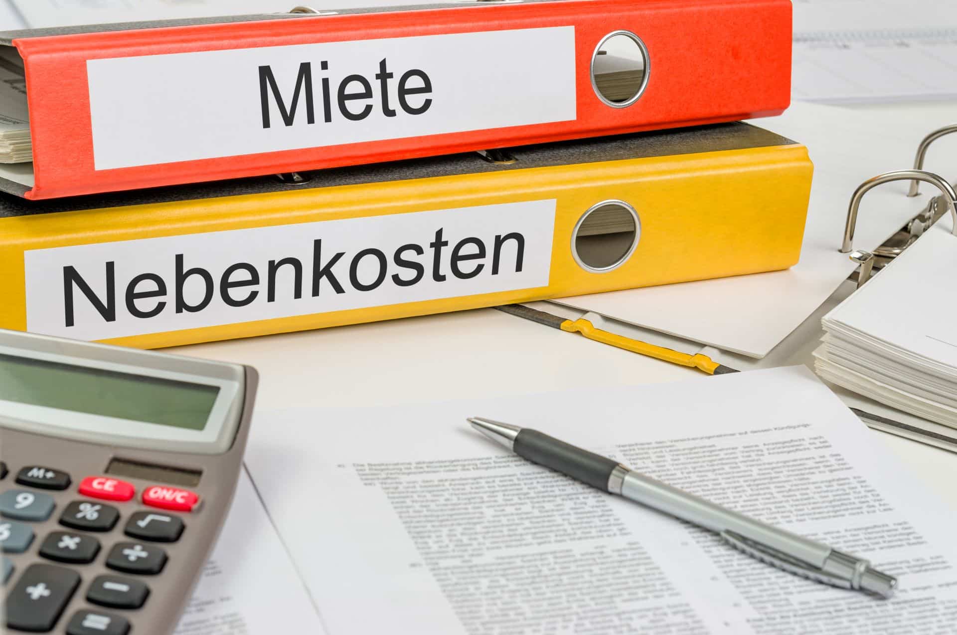 Ordner mit Aufschrift Nebenkosten und Miete
