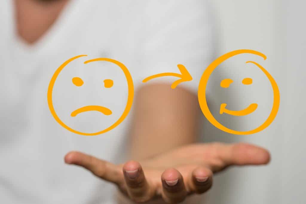 Hand mit gezeichnetem Übergang von traurig zu glücklich | Elf Bar Elfa